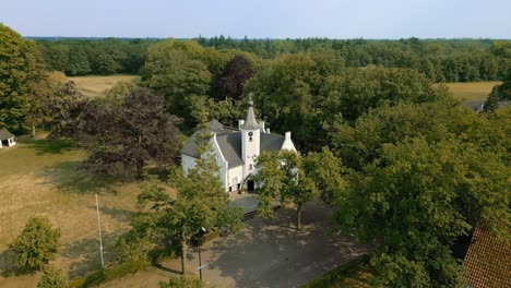 Castillo-Cranendonck-En-Paisaje-De-Brabante-Drone-Con-Granja,-Bosque,-Campo-Avanzando