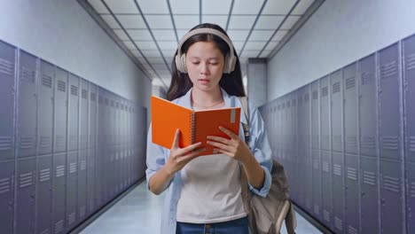 estudiante leyendo en el pasillo de la escuela