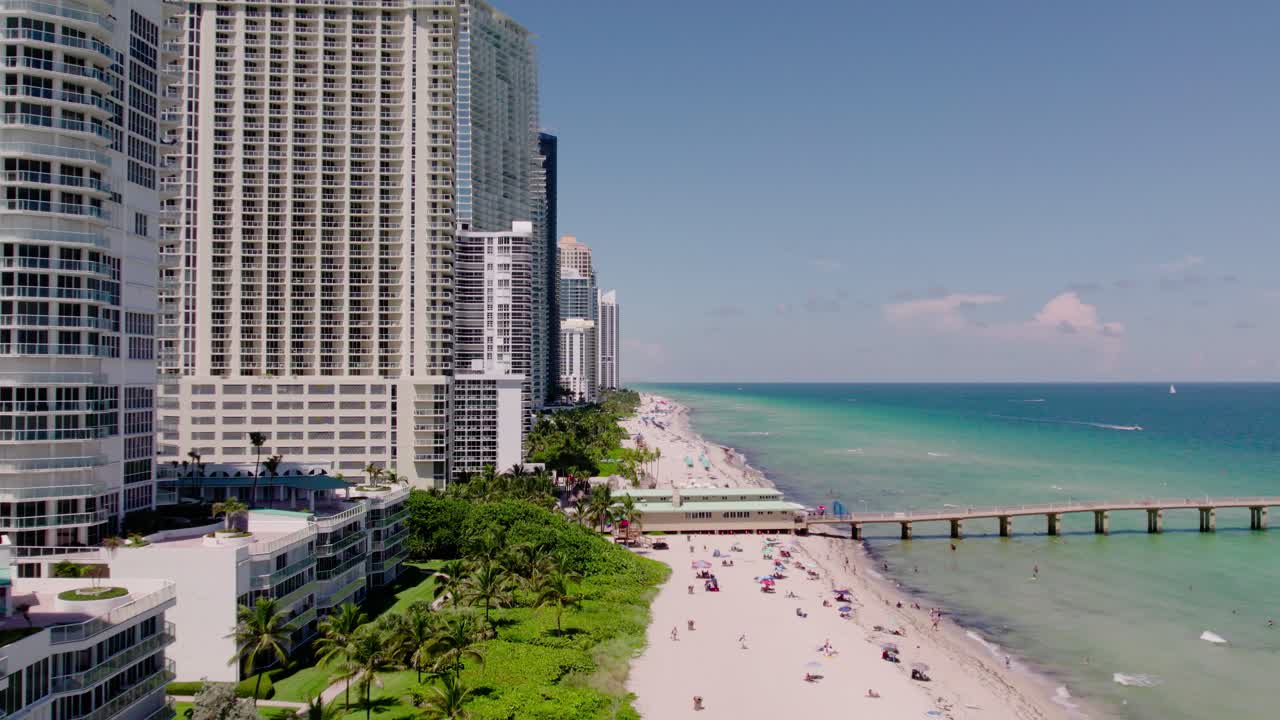 Ripresa aerea con drone dello skyline e del molo di Sunny Isles Beach, Florida.
