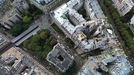 techos de los edificios del centro de parís con el cruce ferroviario de la ciudad