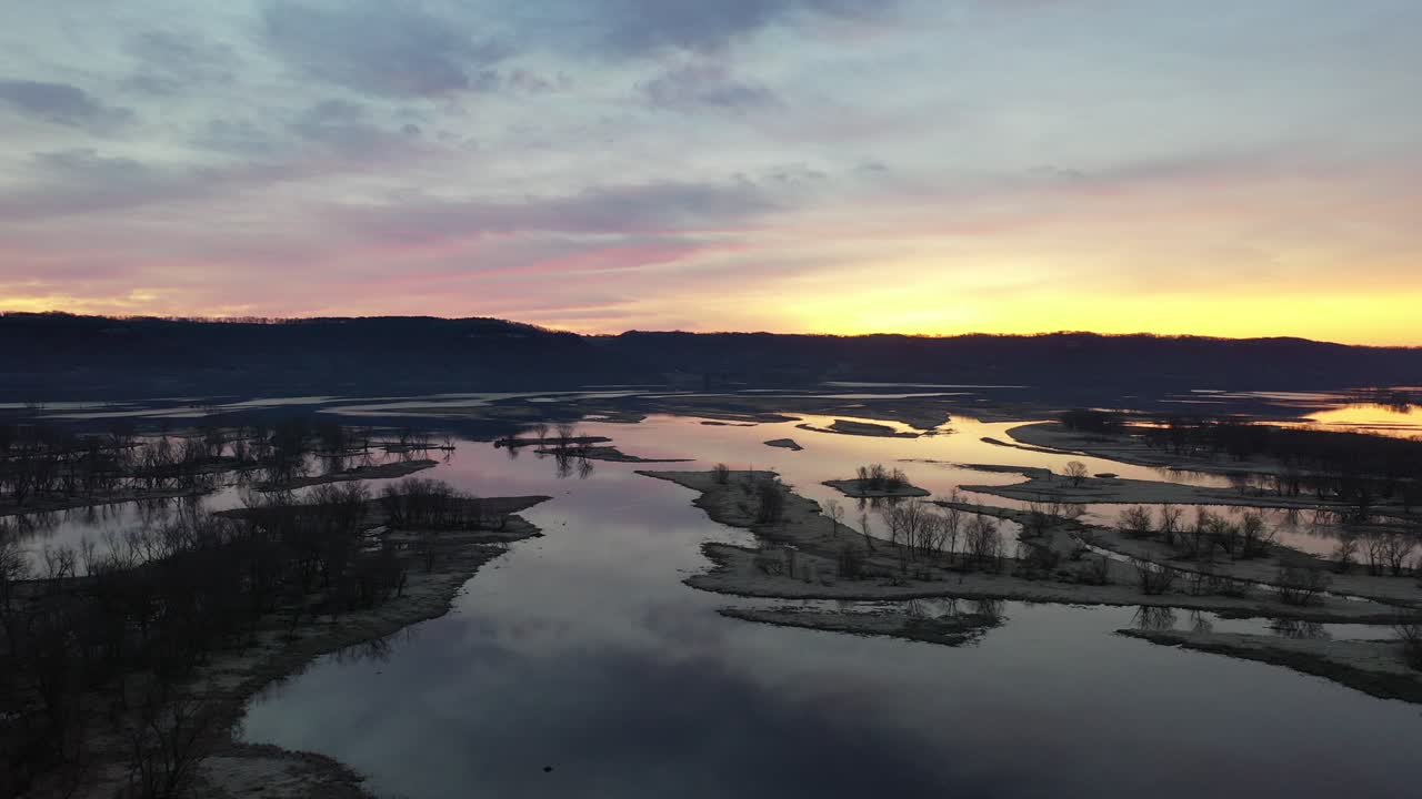 Luftaufnahme: Farbenfroher Sonnenaufgang über Flussauen und Inseln