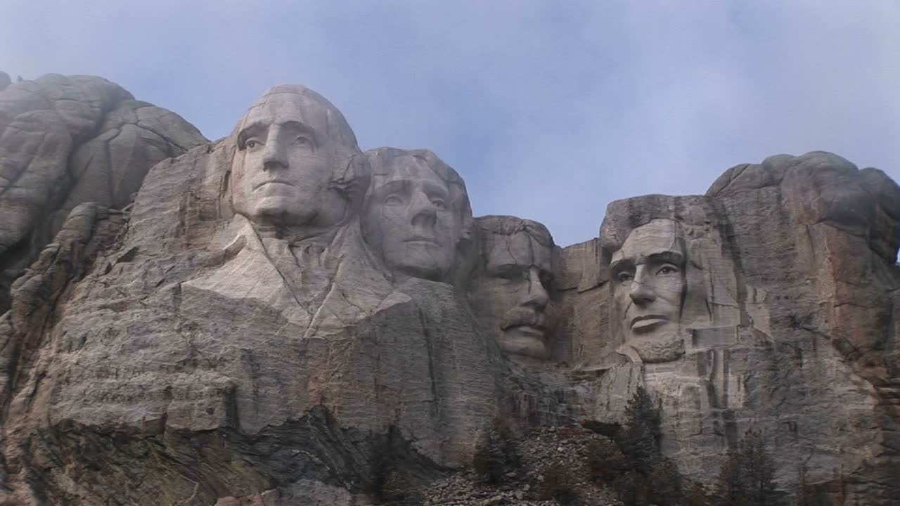diferentes vistas del monte rushmore en un día nublado