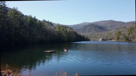 Hombre-Pescando-En-Un-Pequeño-Lago-En-Un-Kayak