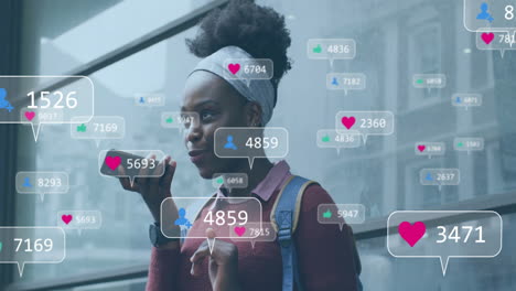 Animation-Von-Mediensymbolen-über-Einer-Afroamerikanischen-Frau,-Die-Auf-Dem-Smartphone-Spricht