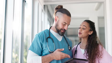 Enfermera-Médica,-Cirujano-Y-Tableta-De-Atención-Médica