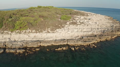 Escena-Aérea-Del-Cabo-Kamenjak,-Mar-Adriatico,-Istria,-Croacia