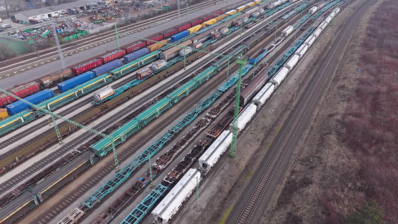 Luftaufnahme eines großen industriellen Güterbahnhofs mit mehreren Güterzügen auf parallelen Gleisen