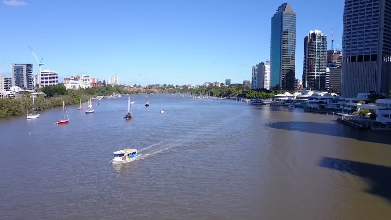 브리즈번 강, 퀸즐랜드를 따라 높은 도시 건물과 도시 페리의 공중 샷