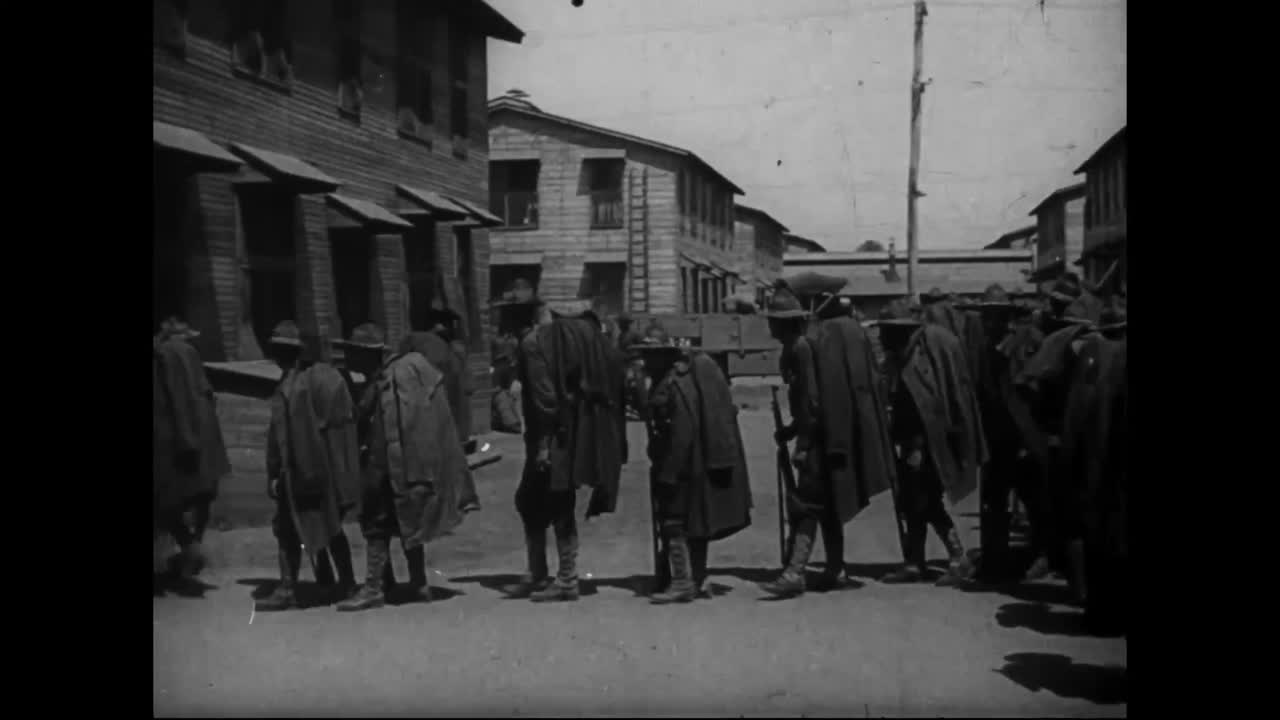 войска готовятся к отправке из америки на первую мировую войну из порта хобокен в нью-йорке в 1918 году