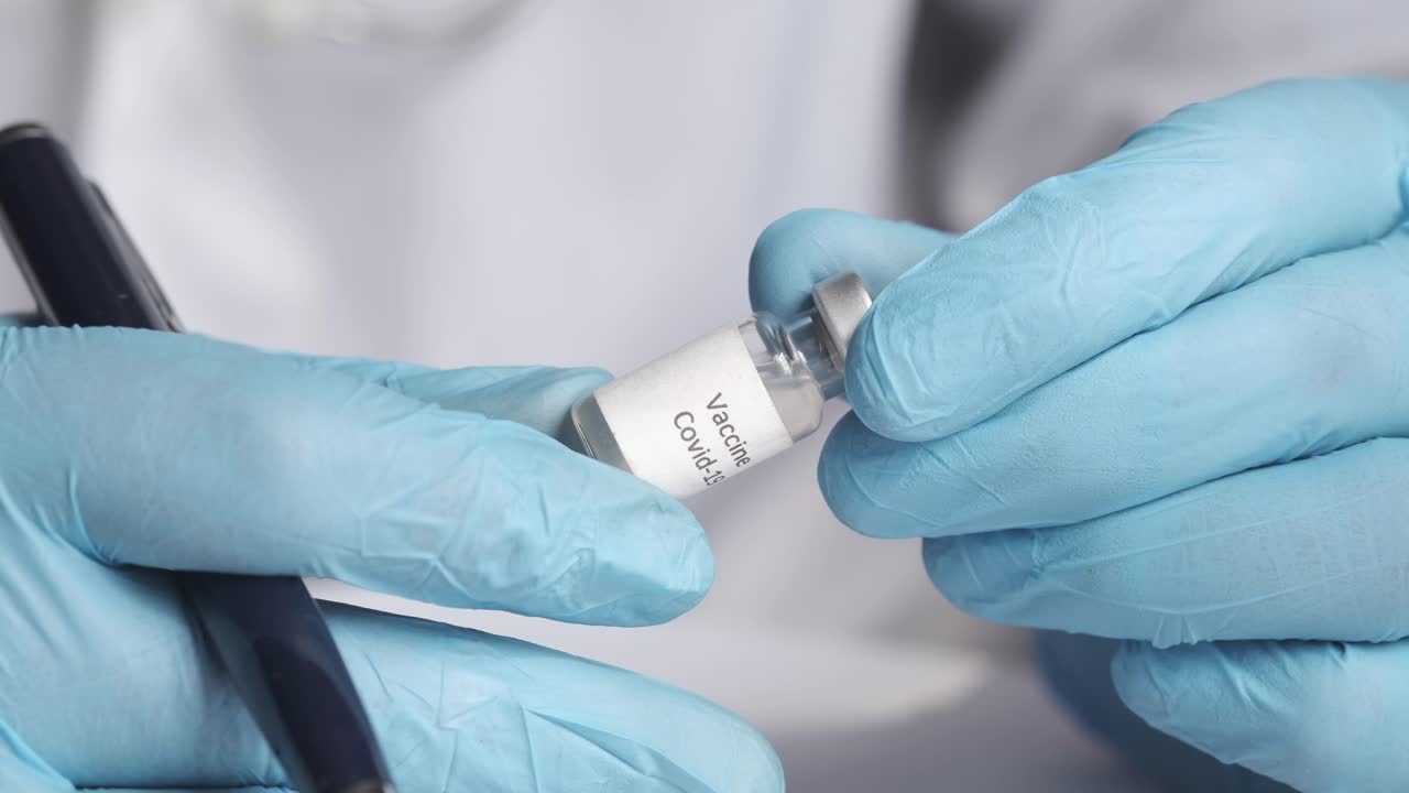 médico que tiene la vacuna contra la covid-19