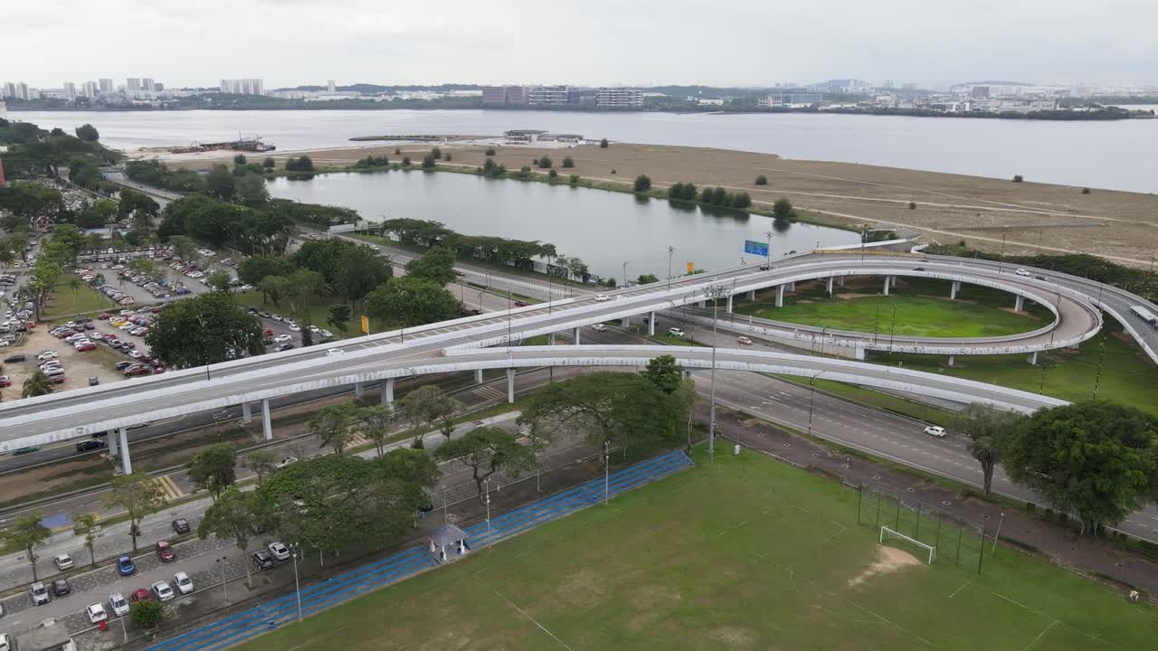 말레이시아 의 조호르 바루 에서 싱가포르 국경 을 내려다보는 고속도로 가 있는 축구장