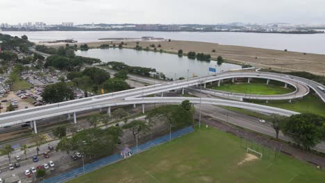campos de fútbol con autopista con vistas a la frontera con singapur desde johor bahru en malasia
