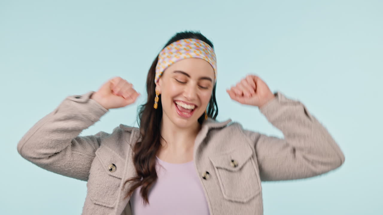 미소, 춤, 축하와 함께 여성