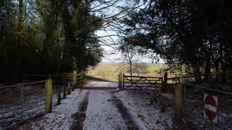 Ein-Feldweg,-Der-Durch-Ein-Hoftor-Führt,-Eröffnet-An-Einem-Kalten-Wintertag-Einen-Spektakulären-Blick-Auf-Die-Landschaft-Von-Worcestershire,-England,-Großbritannien