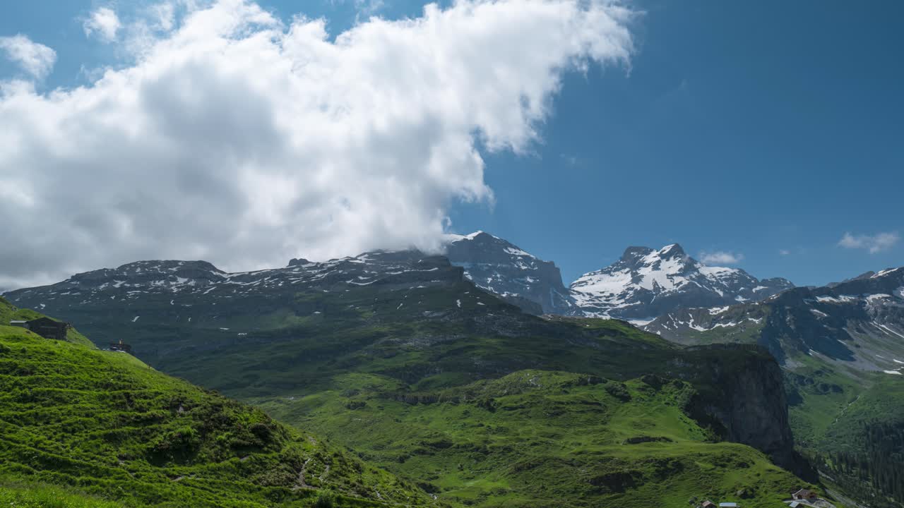 nubes de cúmulo sobre los alpes suizos en el cantón de uri en suiza