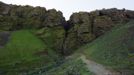 gran grieta en la montaña en la península de snaefellsnes, islandia, acercamiento amplio