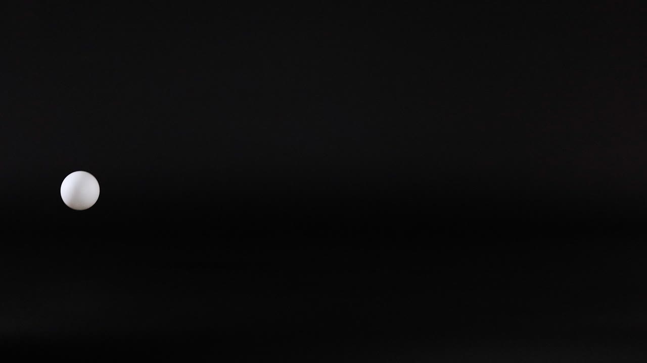 ピンポンボールがリズミックな動きで跳ね上がる