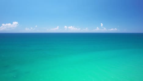 hermoso mar en la temporada de verano imágenes de un avión no tripulado vista aérea. increíbles olas marinas de fondo