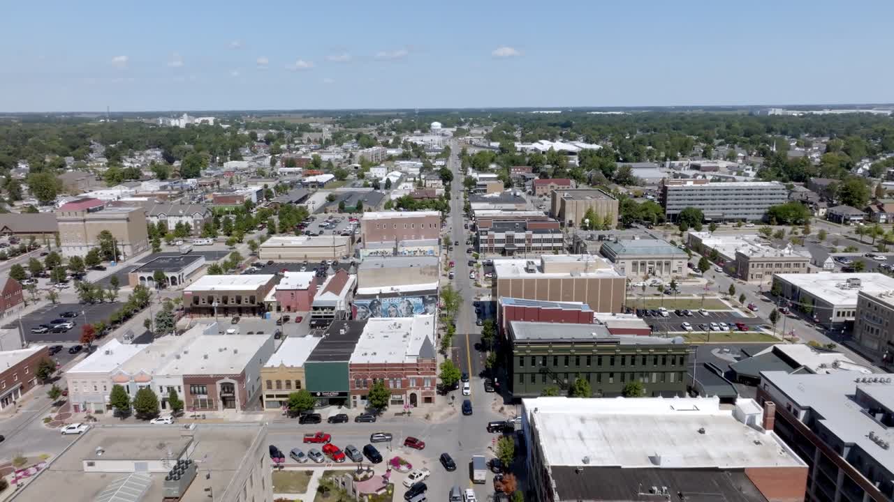 Centro di Kokomo, Indiana, con riprese drone in avvicinamento