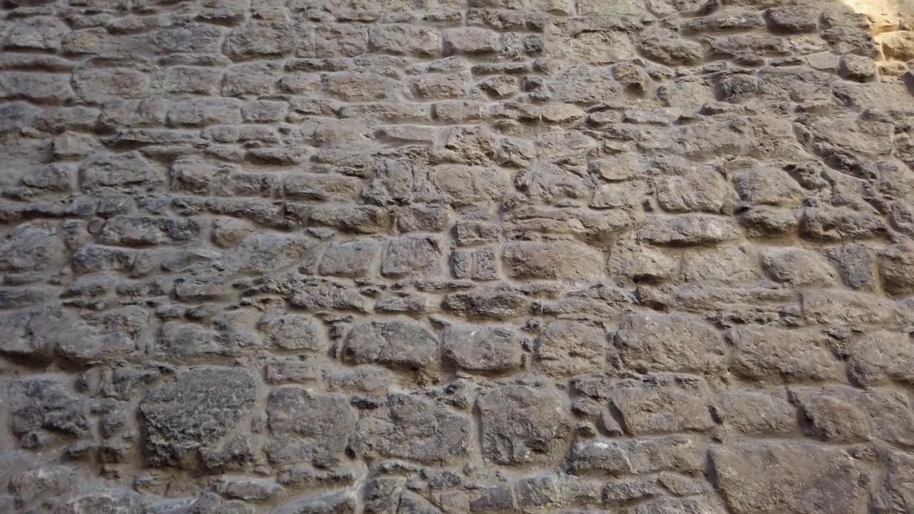 Antico muro medievale in pietra. Un elemento di architettura antica.
