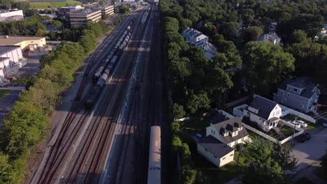 Ein-Mbta-zug-Der-Roten-Linie-Nähert-Sich-Einer-Station-In-Einem-Wohngebiet