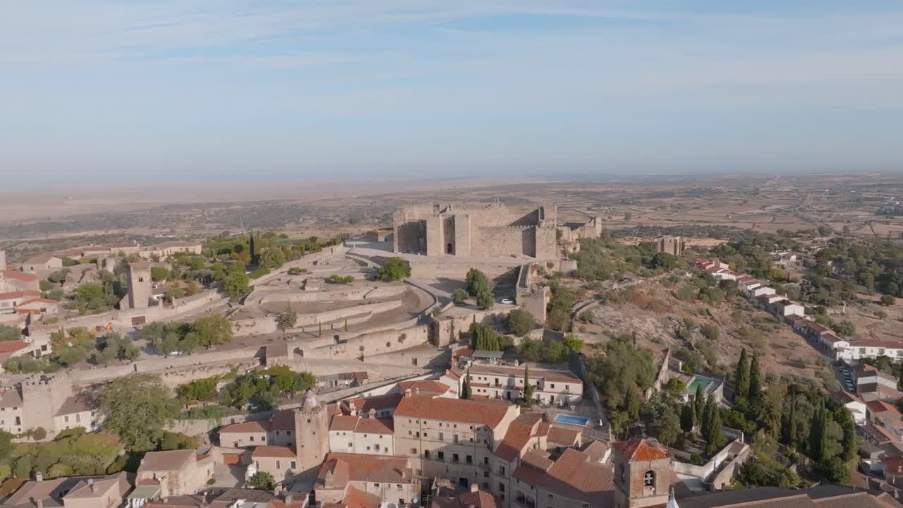 vista aérea giratoria del histórico pueblo medieval de trujillo, extremadura, españa.