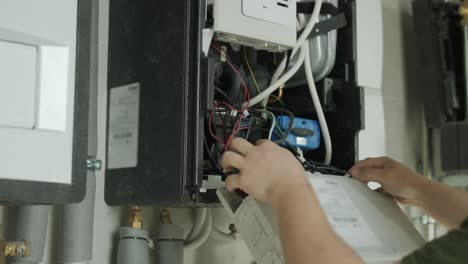 técnico de mantenimiento del sistema de bomba de calor en la sala de servicios