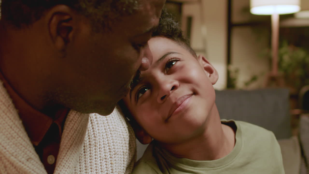 nieto durmiendo sobre el abuelo por la noche