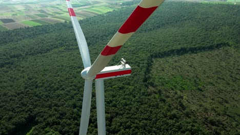 primer plano de un molino de viento en un paisaje rural - toma aérea