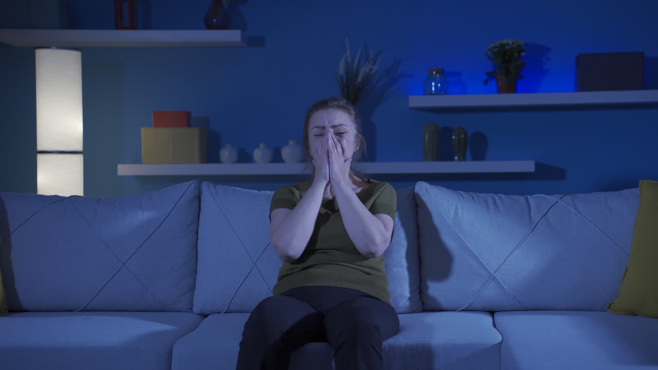 una mujer que se golpea a sí misma con un colapso nervioso.