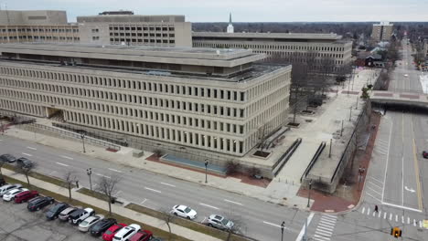 Lansing-Michigan-Tesorería-Edificio-Abejón-Aéreo-Stock-Video-Imágenes-Cámara-Lenta