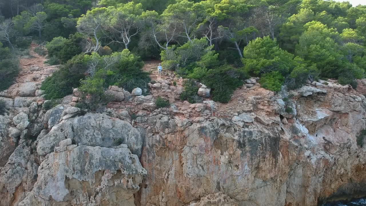 hermoso acantilado en la costa