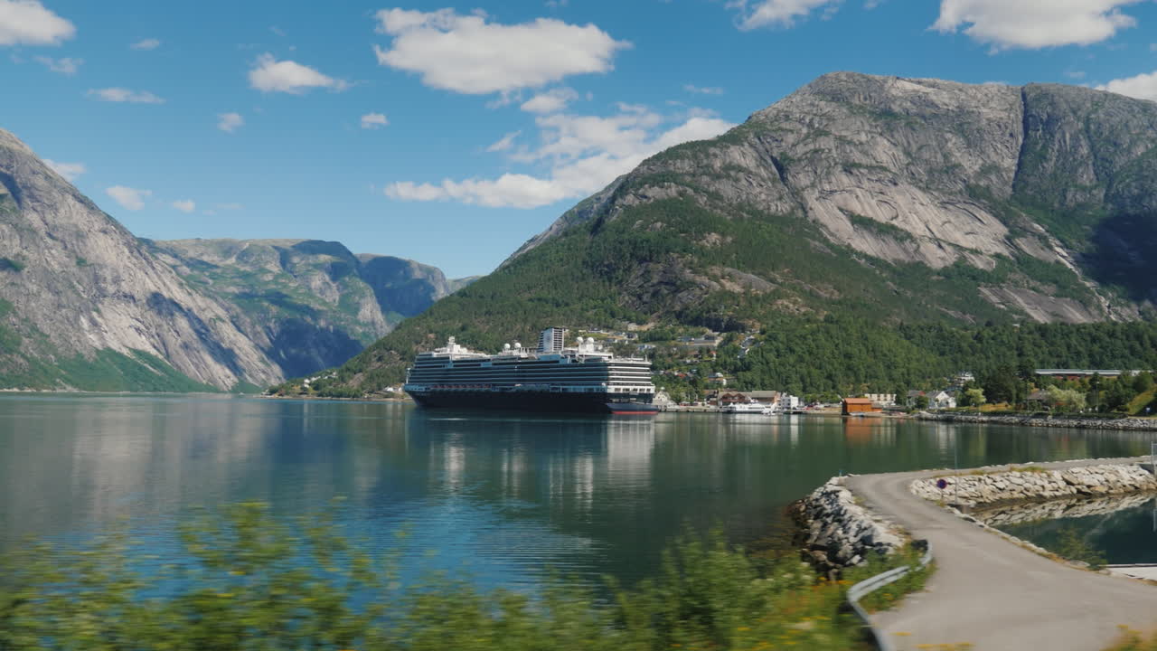 해저 정기선이 정박해 있는 그림 같은 피요르드 해안을 따라 가보세요.