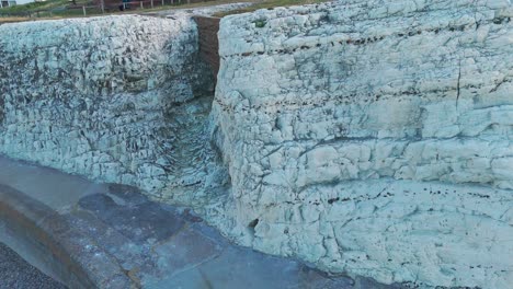 un magnífico acantilado se eleva dramáticamente desde la orilla del canal de la mancha.