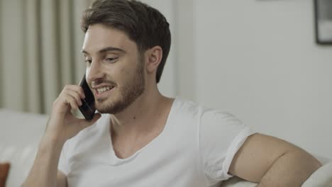 hombre de negocios feliz llamando por teléfono en casa. persona de éxito disfrutar de la victoria de negocios