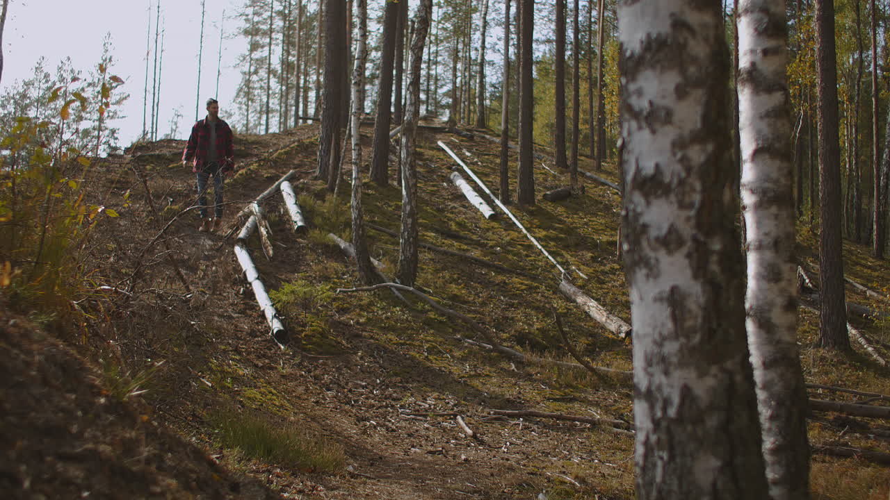 actividades al aire libre concepto de viaje hombre en la naturaleza. vista posterior de una persona que camina en un camino de campo en un parque nacional. un turista de 30 años camina en un viaje de aventura en un paisaje natural en una caminata en un entorno. imágenes de alta calidad 4k