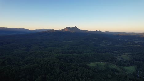 Advertencia-Del-Monte-Wollumbin-En-La-Cordillera-Tweed,-Ríos-Del-Norte-De-Nueva-Gales-Del-Sur,-Australia