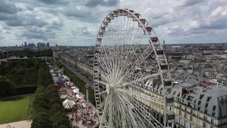 vista aérea de drones del paisaje urbano de parís y el horizonte de la défense desde la rueda de la fortuna en un día nublado