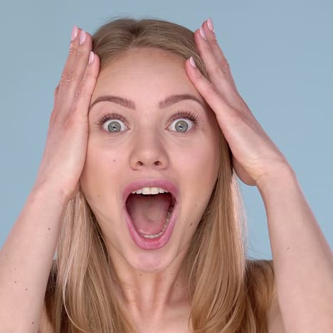 wow primer plano retrato mujer joven hermosa chica con cabello largo y rubio que parece emocionado