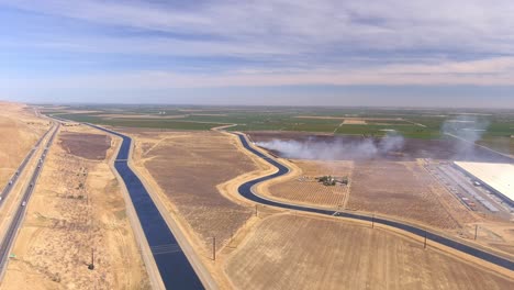 Paisaje-Del-Valle-Central-De-California-Con-Vegetación-Seca-Con-Fuego-Durante-El-Cambio-Climático