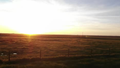 dron al atardecer en la granja de california