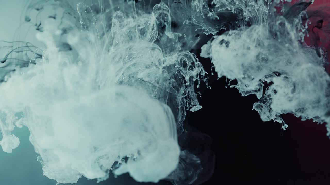 물에 퍼지는 창조적 인 흰색 잉크 패턴