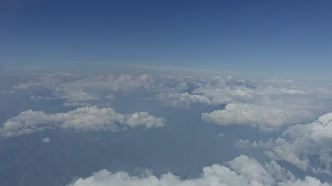 구름의 배경: 구름 위를 날아다니는 공중 사진