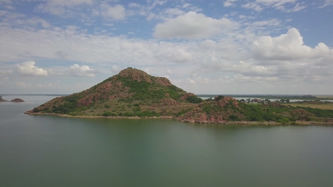 푸른 하늘을 배경으로 언덕이 있는 바다