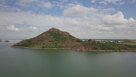 océano con el cielo azul brillante con colinas en el fondo