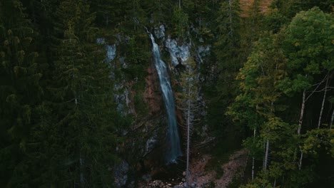 Cascada-Cascada-Con-Agua-Fresca-De-Glaciar-En-Los-Románticos-E-Idílicos-Picos-De-Las-Montañas-De-Los-Alpes-Austriacos-Bávaros