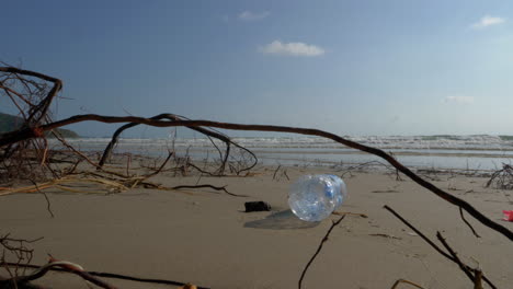 botella de plástico en una playa contaminada