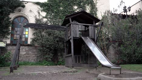 Parque-Infantil-En-El-Patio-Trasero-De-Un-Castillo