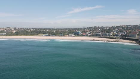 Aerial-low-flying-forward-shot-of-Maroubra-Beach-in-the-Easter-Suburb-of-Sydney,-New-South-Wales,-Australia
