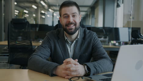 hombre de negocios en su escritorio